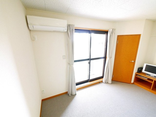 レオパレスケルンの洋室|明るい洋室です