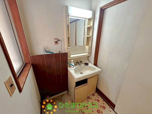 加須市礼羽　中古一戸建ての独立洗面台