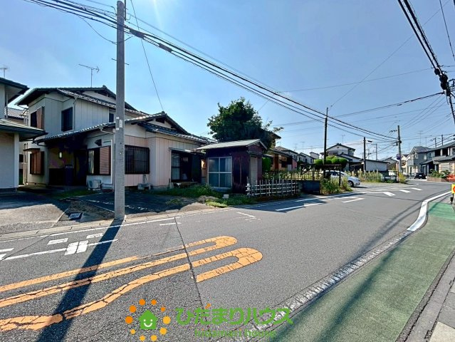 加須市礼羽　中古一戸建ての前面道路含む現地写真