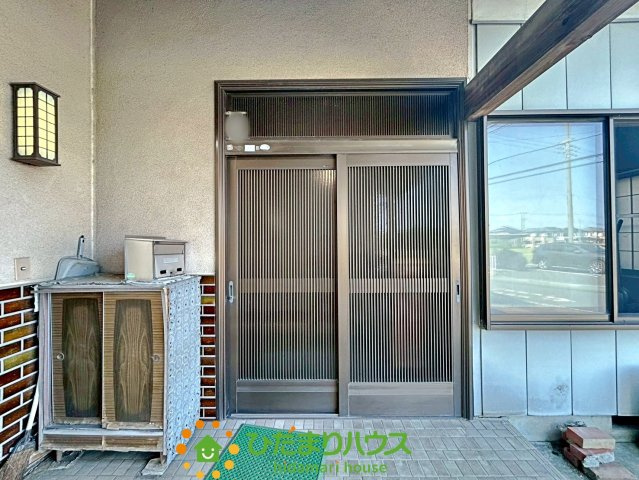 加須市礼羽　中古一戸建ての玄関