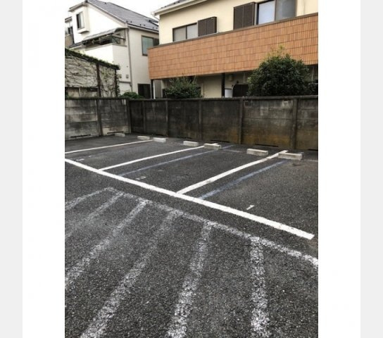 サンヒルズ赤塚の駐車場