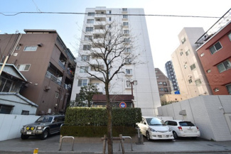【外観】 | 手入れの行き届いた外壁やエントランスなど、「見ればわかる」レベルで清潔感を保ったマンションです。築年数を感じさせない姿で皆様をお出迎えします。～即日のご見学可能～　お問合せはお気軽にどうぞ。

