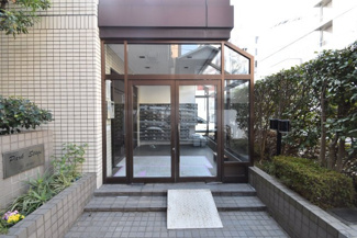 【エントランス】 | お客様を、そして住人を出迎えてくれるマンションのエントランス。ゴミが落ちていないことからも、管理状態の良さや住民の節度の高さが見て取れます。～即日のご見学可能～　お問合せはお気軽にどうぞ。
