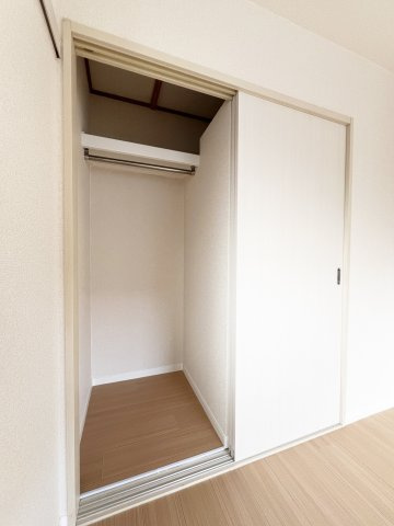 コーポサフランの収納|洋室化した部屋のクローゼット　