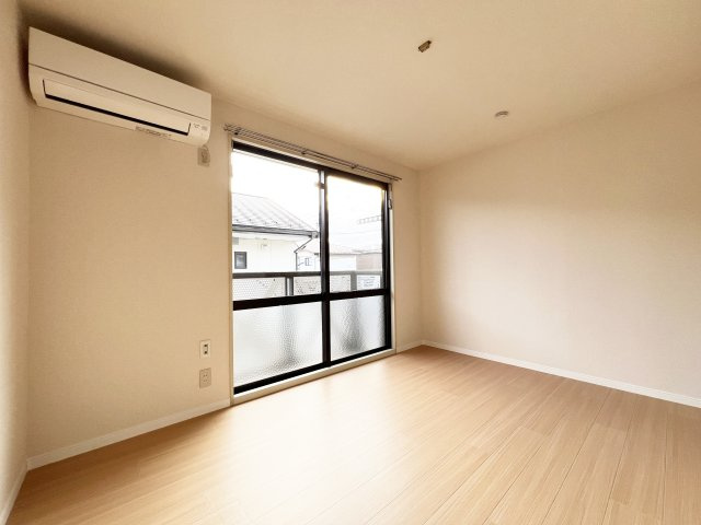 コーポサフランの洋室|こちらは元々洋室です　バルコニーに出れます