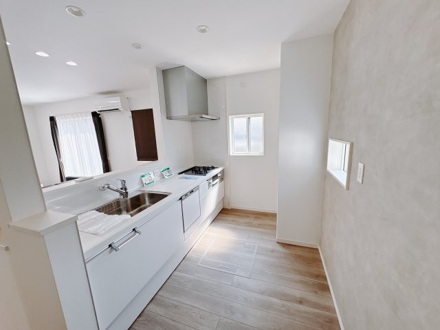 【ワイウッドコート】宇都宮市石井町第4の居間・リビング|〇キッチン〇
広々と使いやすい調理スペースのキッチン。この広さならお子様と一緒に並んで料理をすることも出来ます。家事をしながら室内全体が見渡せるキッチンですので、いつも家族の気配が感じられます。
