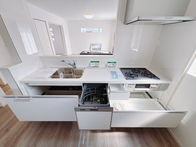 【ワイウッドコート】宇都宮市石井町第4のキッチン|〇キッチン設備〇
静かに閉まるキッチン収納♪食洗器は腰を屈めることなく出し入れが出来る引き出し型。面倒な洗い物がラクになるだけでなく、節水にも効果を発揮します。
