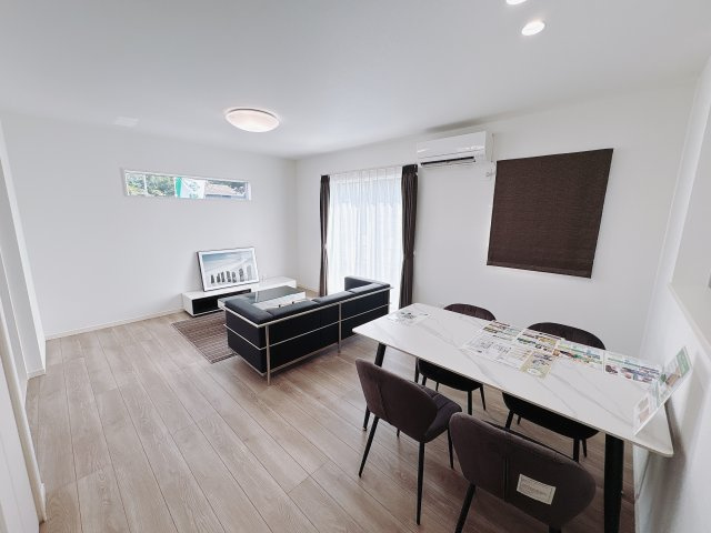 【ワイウッドコート】宇都宮市石井町第4のキッチン|〇LDK16.7帖〇
大画面ＴＶも余裕、インテリアプランしやすいワイドなリビング♪ホームパーティのお客様が増えても、これだけ広いリビングなら大丈夫♪				
