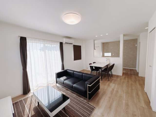 【ワイウッドコート】宇都宮市石井町第4の居間・リビング|〇LDK16.7帖〇
広々としたリビングは南側に設けた掃き出し窓からたくさんの陽光を取り入れてくれます。
家具を設置すると新生活のイメージもしやすいですね♪
