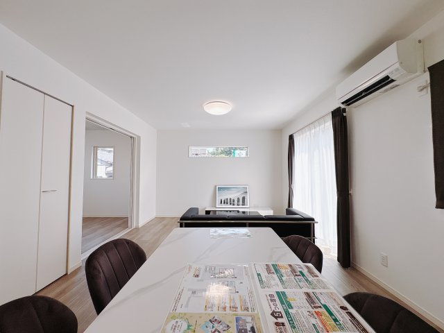 【ワイウッドコート】宇都宮市石井町第4の玄関|〇LDK16.7帖〇
キッチンよりリビング全体を見渡すことができます♪家族のコミュニケーションも取りやすい間取りです。
