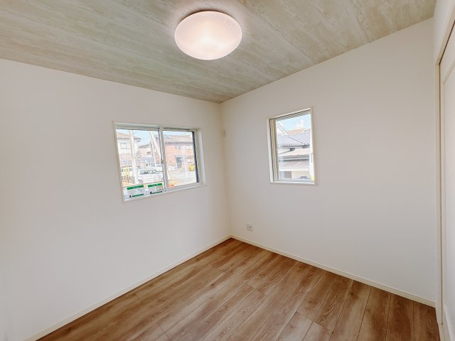 【ワイウッドコート】宇都宮市石井町第4の洋室|〇1F洋室4.5帖〇
リビング横の洋室もリビングと同じフローリングで統一感をもたせてありますので、開放するとより広い空間に感じていただけます♪
