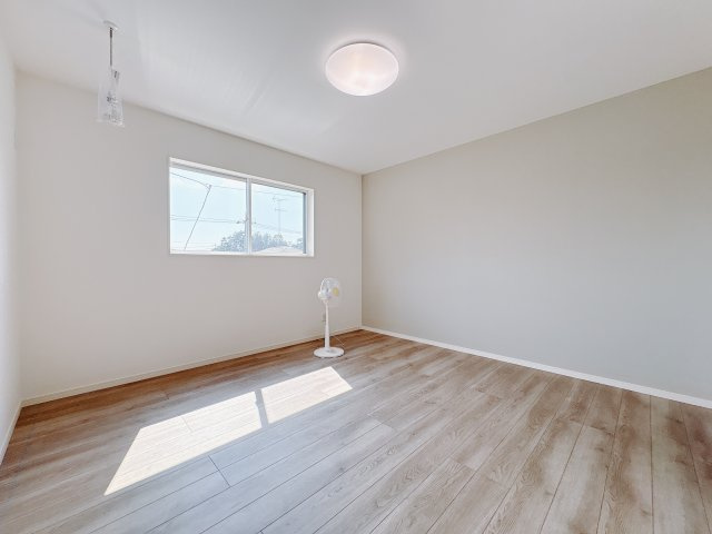 【ワイウッドコート】宇都宮市石井町第4の洋室|〇2F洋室8帖〇
主寝室にはウォークインクローゼットを。ご夫婦の衣類を集約し、お部屋はシンプルに寛ぎの空間にして、ゆっくりと疲れを癒して頂きたいですね。
