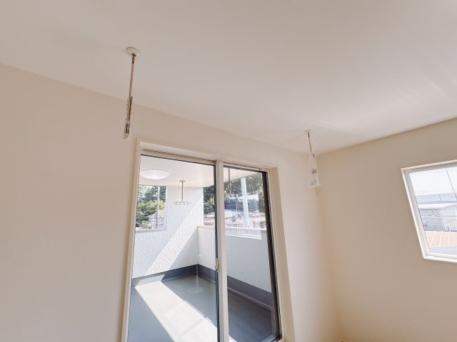 【ワイウッドコート】宇都宮市石井町第4の洋室|〇室内物干し〇
主寝室バルコニー側に室内物干し竿を設置♪留守がちなご家庭にも嬉しい仕様です。