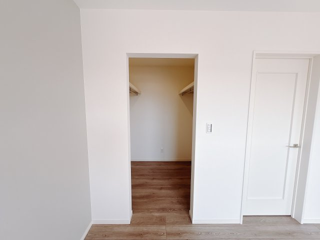 【ワイウッドコート】宇都宮市石井町第4の収納|〇ウォークインクローゼット2帖〇
主寝室に大容量ウォークインクローゼット完備♪パイプや枕棚で空間を立体的に使います。衣類の種類や使用頻度に合わせて、整頓できます。
