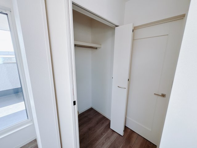 【ワイウッドコート】宇都宮市石井町第4の収納|〇クローゼット〇
各居室に収納完備♪いつもお部屋はすっきり片付きます♪
