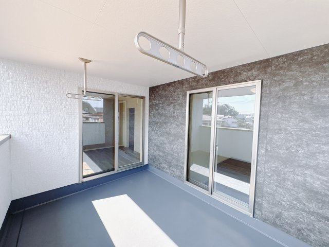 【ワイウッドコート】宇都宮市石井町第4のバルコニー|〇インナーバルコニー〇
急な雨にも安心なインナーバルコニー！角度の変えられる物干し受け標準装備！
