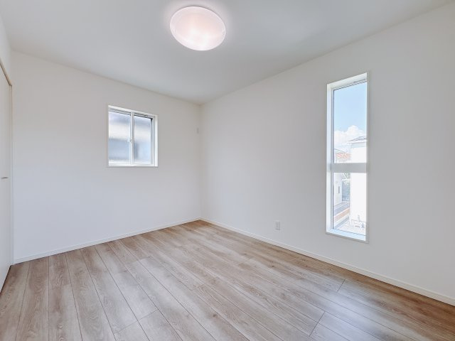 【ワイウッドコート】宇都宮市石井町第4の洋室|〇2F洋室6帖〇
大きな窓で２階居室にもしっかりと陽ざしが届いて明るい室内です♪
お子様の一人部屋に最適な居室です。クローゼットも付いているので、お子様が自然とお片付けできる環境に。
