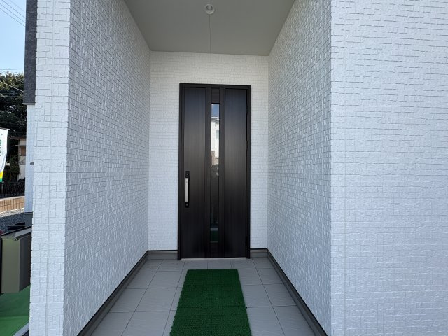 【ワイウッドコート】宇都宮市石井町第4の玄関|〇玄関ポーチ〇
雨の日でも安心な屋根付き、人感センサー照明付き玄関ポーチ。TVモニター付きインターホンも標準装備です。
