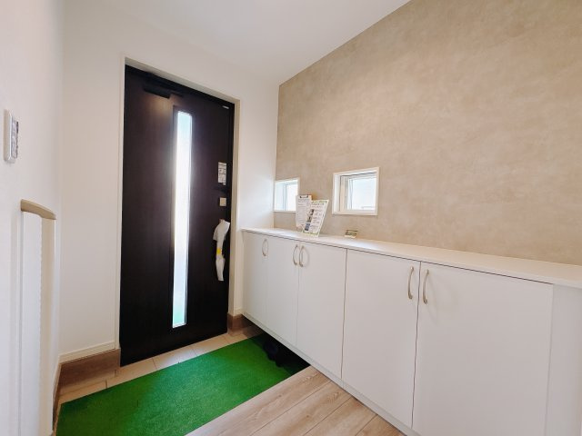 【ワイウッドコート】宇都宮市石井町第4の玄関|〇玄関〇
お客様をお迎えする清潔感あふれる空間にアクセントクロスでおしゃれを演出♪
大容量のシューズクロークはご家族皆様の靴をしまえて玄関はスッキリ！
