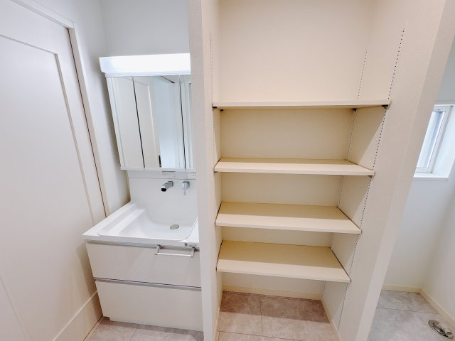 【ワイウッドコート】宇都宮市石井町第4の収納|〇洗面化粧台〇
たっぷり収納、機能的で衛生的、お手入れ簡単な洗面です。入浴準備や洗面廻りの収納が楽になるリネン庫完備♪

