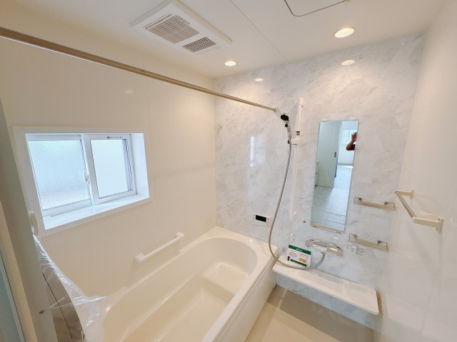 【ワイウッドコート】宇都宮市石井町第4の浴室|〇浴室〇
手軽にリラックスでき、いつもキレイ。もっと、お風呂が好きになるバスルーム。
ゆったり脚を伸ばせて、ゆっくり半身浴もできます。
