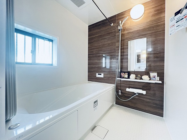 【浴室】 | お子さんとわいわいと楽しいバスタイムもよし、一人でゆったりと入るのもよし、浴室換気乾燥機付きのユニットバス。お洗濯物を干せるだけでなく、カビ防止にもなります。