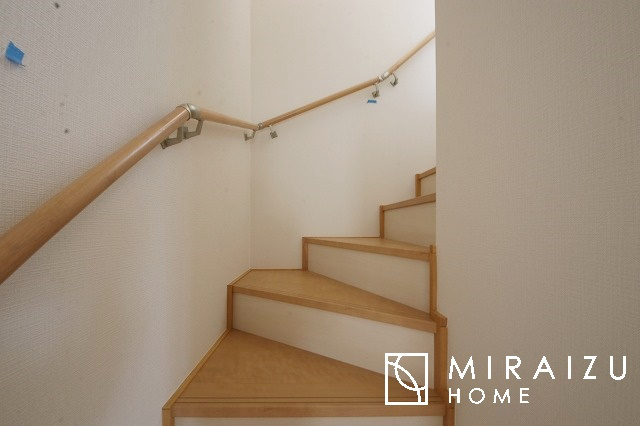 【内装】 | 安全性に配慮した手すり、清潔感や明るい陽光を取り入れてくれる窓がある階段。LED照明付きでお財布にもやさしいつくり。