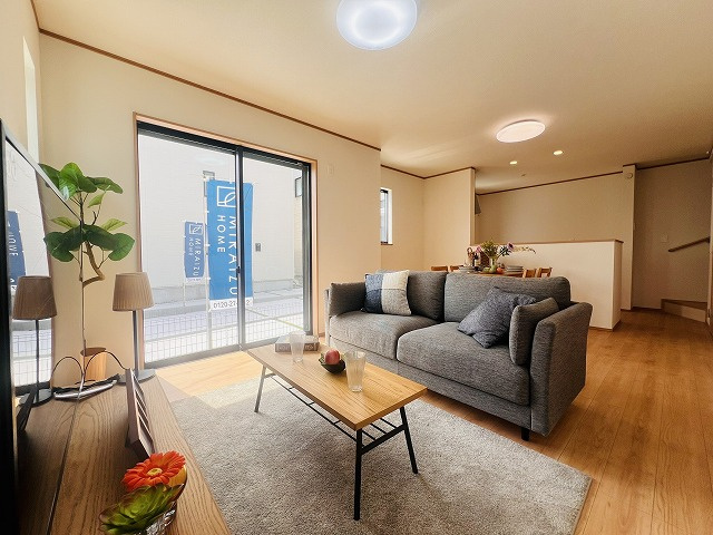 【居間・リビング】 | お子さんが宿題をしたり、ちょっとした作業もできる、家族みんながそれぞれの時間を過ごせるリビングです。