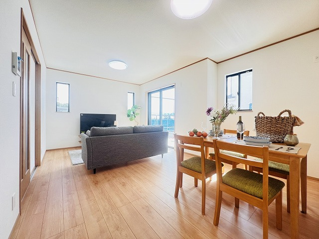 【居間・リビング】 | 食事を取るスペースもリラックスしてくつろげるスペースもお子さんが勉強するスペースも兼ね備えたリビングダイニング。