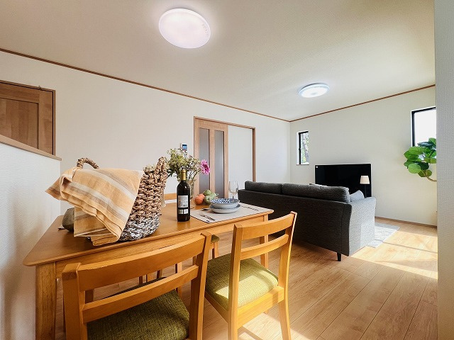 【居間・リビング】 | 窓が多いと温かな太陽の光と心地いい風が室内へと入ります。家族が集まるリビングは明るく過ごしやすいつくりです。窓が多いお家は住みやすい証です。