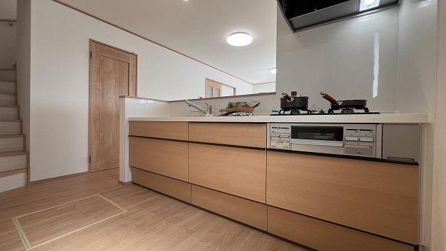 【キッチン】 | 収納に様々な工夫がされていて出しやすく片付けやすい、散らかりにくいキッチンになっています！人工大理石の天板や深型シンクなど、デザイン性と機能性を兼ね備えているので見せたいキッチンになっています。