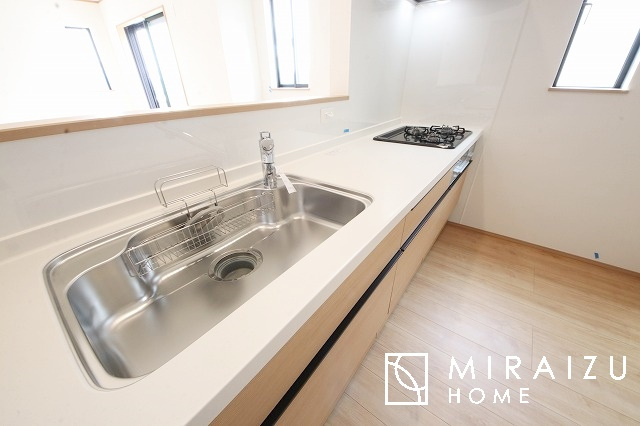 【キッチン】 | 収納力と機能性を備えたシステムキッチン。圧力鍋や大きなフライパンなどの調理器具から調味料など幅広く収納し、お料理のしやすいつくりになっています。