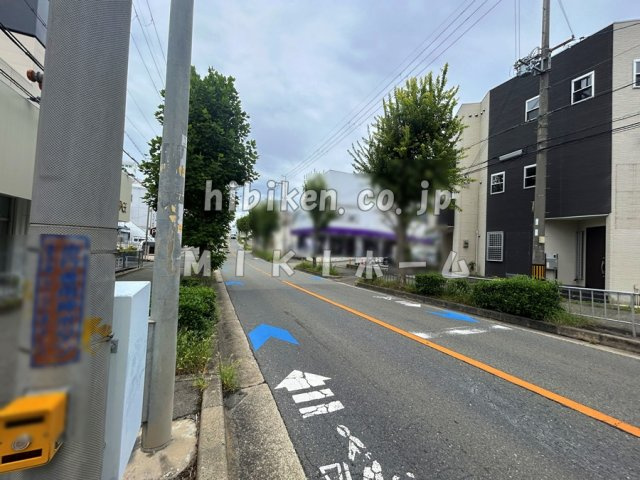 箕面市外院３丁目　中古戸建の前面道路含む現地写真