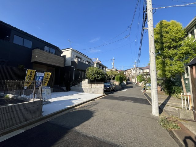 青葉区さつきが丘　新築分譲住宅の前面道路含む現地写真