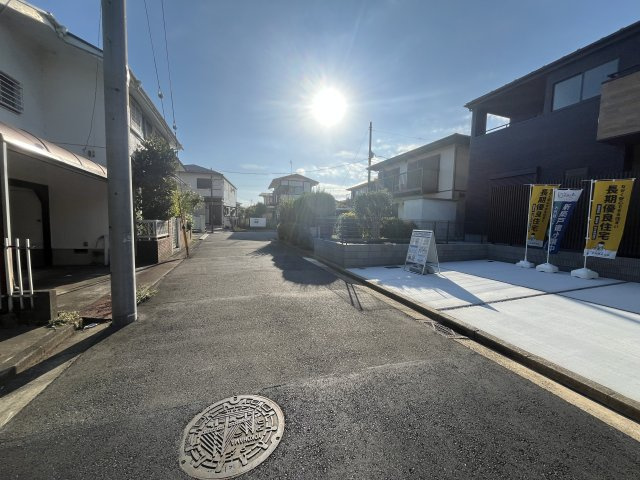 青葉区さつきが丘　新築分譲住宅の前面道路含む現地写真