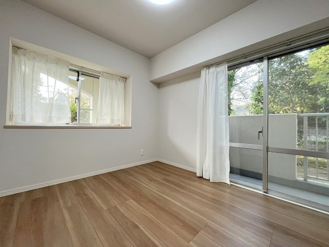 モアステージ吉川ライネスハイムB棟の洋室|2面採光で明るい洋室です