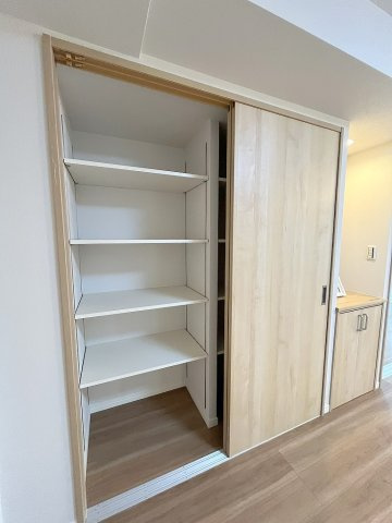 モアステージ吉川ライネスハイムB棟の収納|ストック品や大事な書類をしまうのに便利なリビングの収納です