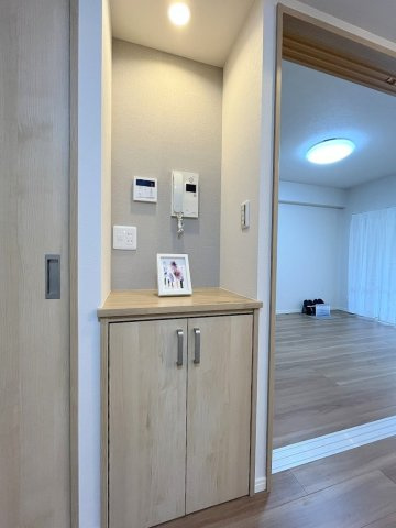 モアステージ吉川ライネスハイムB棟の収納|お好きなインテリアを飾れるリビングのカウンター収納です