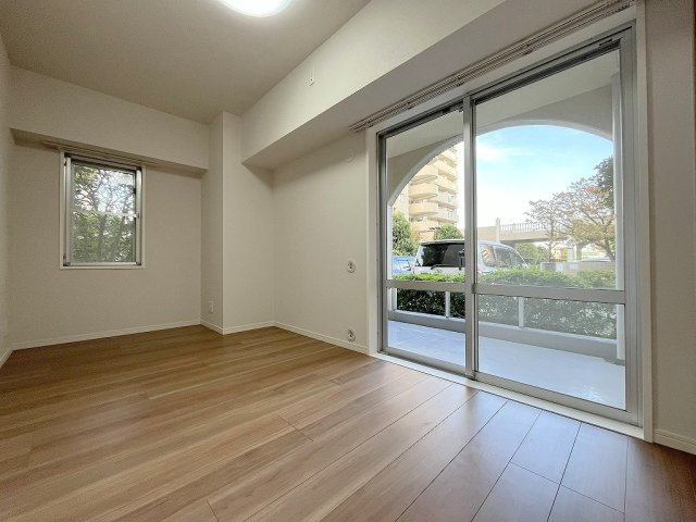 モアステージ吉川ライネスハイムB棟の洋室|2面採光の明るい洋室6.1帖