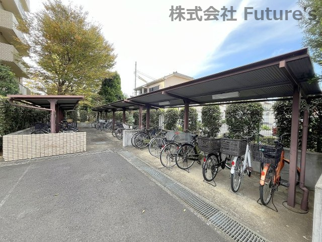 モアステージ吉川ライネスハイムB棟の駐輪場|屋根付き駐輪場