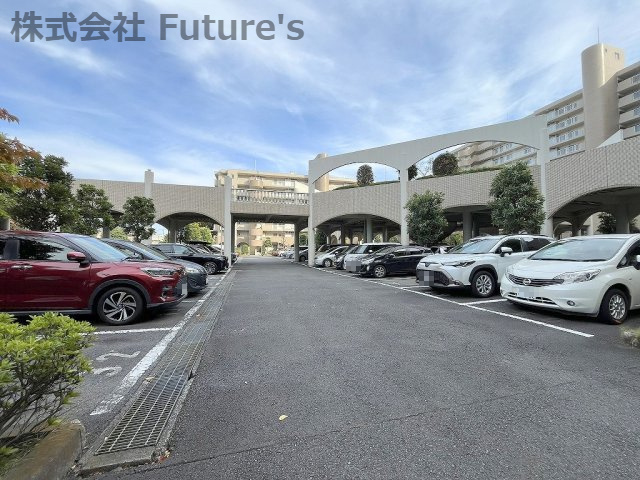 モアステージ吉川ライネスハイムB棟の駐車場|広々とした駐車場です（要空き確認）