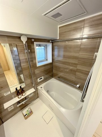 モアステージ吉川ライネスハイムB棟の浴室|換気も出来る窓付きの浴室です