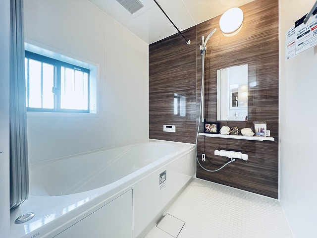【浴室】 | お子さんとわいわいと楽しいバスタイムもよし、一人でゆったりと入るのもよし、浴室換気乾燥機付きのユニットバス。お洗濯物を干せるだけでなく、カビ防止にもなります。