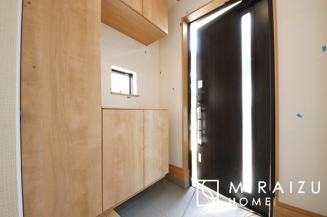 【玄関】 | 永く住むからこそシンプルで飽きのこないデザインに。ただいま、おかえりの温かな声が聞こえる玄関。