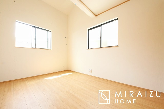 【寝室】 | 日当たりの良いお家は嬉しいですよね。それぞれ価値観が分かれる箇所です、実際に内覧して日当たりの心地よさをご体感下さいね♪