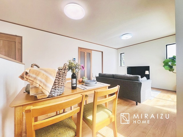 【居間・リビング】 | 食事を取るスペースもリラックスしてくつろげるスペースもお子さんが勉強するスペースも兼ね備えたリビングダイニング。