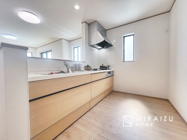 【キッチン】 | 収納に様々な工夫がされていて出しやすく片付けやすい、散らかりにくいキッチンになっています！人工大理石の天板や深型シンクなど、デザイン性と機能性を兼ね備えているので見せたいキッチンになっています。