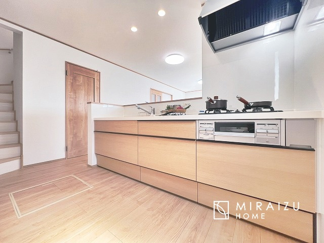 【キッチン】 | 広々としたキッチンは大きな深型シンク、3口コンロ、換気扇、大きなお鍋から小物まで取り出しやすさを考えられた引き出し収納の付いたシステムキッチンです。