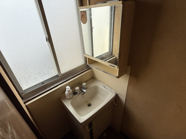 黒部市飯沢貸家の洗面所|広い洗面スペース