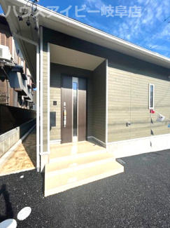 【玄関】 | 羽島市竹鼻町新築建売全3棟！竹鼻駅まで徒歩8分！暮らしやすい環境整っております♪お車スペース4台可能 | 羽島市竹鼻町新築建売全3棟！竹鼻駅まで徒歩8分！暮らしやすい環境整っております♪お車スペース4台可能